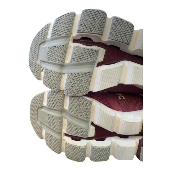 On Cloudflyer Running Shoe Berry Women size 8 - Picture 9 of 9